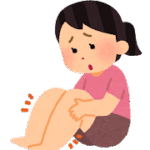 足のむくみを気にしている女性のイラストです